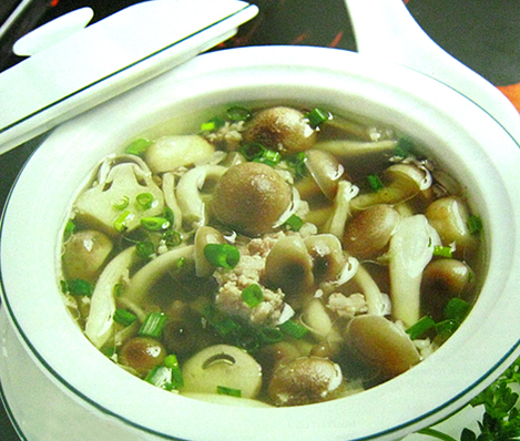 2. Món canh thịt lợn, cần tây, nấm hương. Nguyên liệu: Thịt lợn, cần tây, nấm hương, gừng, tỏi, hành, dầu mè, muối. Thịt lợn rửa sạch, cắt miếng. Các nguyên liệu khác sơ chế sạch. Phi thơm hành gừng, tỏi rồi bỏ thịt lợn vào xào sơ. Sau đó cho tất cả vào nấu thành canh với lửa nhỏ chừng 35 phút là được. Mỗi ngày ăn 1 lần. Ảnh: dinkynguyentrai.com.