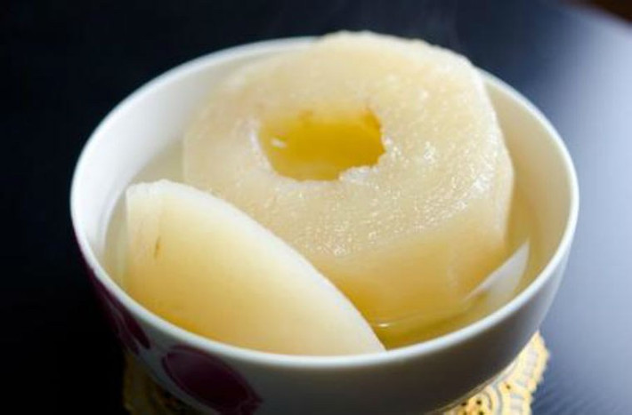 5. Món canh lê, đường phèn. Nguyên liệu: Quả lê, đường phèn. Lê rửa sạch, bỏ hạt, giã nhỏ, cho 50 g đường phèn vào trong, đem hấp cách thủy đến khi tan đường là được. Dùng ăn 2-3 lần trong ngày. Tác dụng thanh nhiệt, trừ đàm, giảm ho.