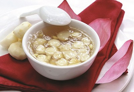 6. Món bột đường phèn củ từ. Nguyên liệu: Khoai từ, nước cơm, đường phèn. Khoai từ lột vỏ, nghiền nhuyễn, sau đó cho vào nước cơm cùng với đường phèn, đem chưng cách thủy cho chín là ăn được. Ăn vào buổi sáng giúp giảm ho, tiêu đờm. Ảnh: baoquangngai.vn.