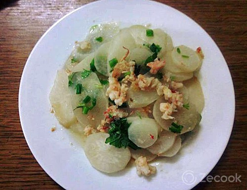 Phi thơm hành, cho tôm vào đảo đều, cho tiếp củ cải vào, đậy vung, khi nào củ cải chuyển màu trong vắt là đã chín, nêm gia vị, trước khi tắt bếp cho hành, ngò rí vào. Ảnh: zecook.vn.