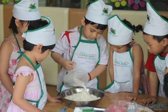 9. Thi nấu ăn. Bé sẽ thật sự trưởng thành khi biết tự nấu cho mình và những người thân một món ăn, bé không những thể hiện sự khéo tay và sáng tạo mà thêm vào đó là tình cảm dành trọn vào những "tác phẩm ẩm thực". Ảnh: m.tuoitrethudo.vn.