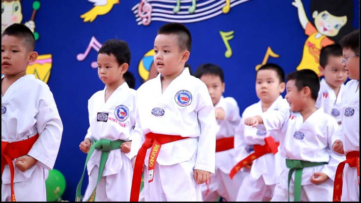 5. Thi võ. Cũng là một trong những môn thể thao khuyến khích bé ngay từ đầu để bé có thể vững vàng tự bảo vệ mình và người xung quanh khi lớn lên. Ảnh: youtube.com.