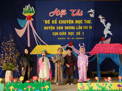 3. Thi kể chuyện. Mỗi câu chuyện ngày thơ bé mẹ kể cho bé chìm vào giấc ngủ thì giờ đây bé có thể tự mình kể lại mà không quên một chi tiết nào, chứng tỏ trí nhớ của bé thật tốt. Ảnh: sonduong.violet.vn.