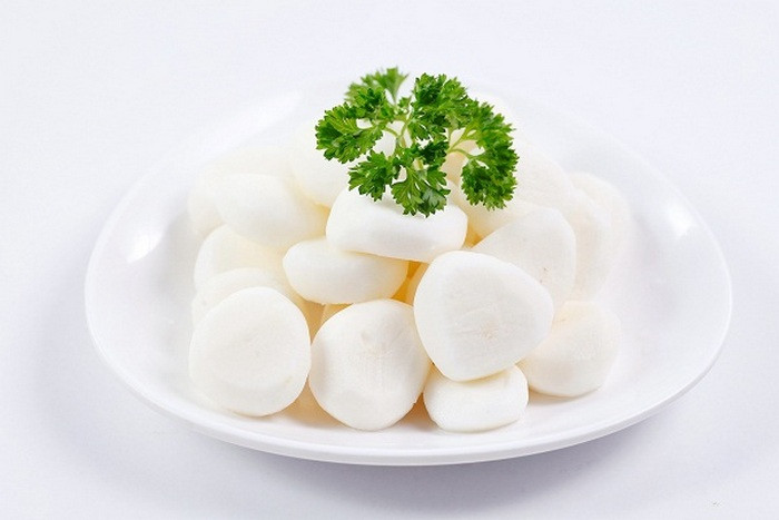 Củ cải trắng luộc. Món rau luộc này rất thích hợp dù thời tiết nào. Ngày nắng ăn mát còn ngày lạnh ăn nóng rất ngon. Bạn hãy thử nó trong quá trình giảm cân. Chẳng cần lo lắng cân đo đong đếm số lượng, bạn có thể ăn càng nhiều thì chất béo càng bị đốt nhanh hơn. Ảnh: Bestlim.