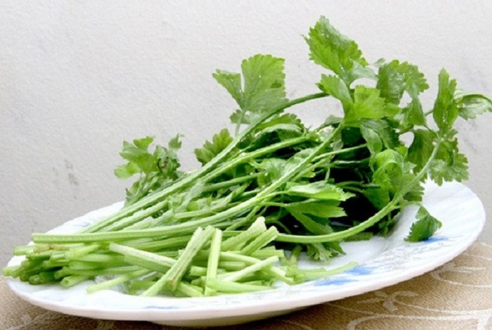 Cần tây luộc. Món luộc này có vẻ không phổ biến, bởi cần tây thường chỉ để xào nấu. Tuy nhiên, đây cũng là món rau luộc giúp bạn giảm cân an toàn và hiệu quả. Cần tây chứa 1/3 là chất xơ sẽ làm cho bạn có cảm giác no lâu. Hơn nữa, lượng đường, canxi, phốt pho, sắt và axit hữu cơ có trong cần sẽ giúp bổ máu, không làm chị em mệt mỏi khi giảm cân. Ảnh: Phongbenhdotquy.