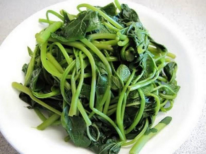 Rau lang luộc. Món rau luộc giảm cân dân dã này tốt cho những phụ nữ sau sinh và phụ nữ giảm cân bởi nó chứa lượng lớn vitamin, chất xơ giúp nhuận tràng. Thực phẩm này nên có trong bữa ăn hàng ngày của bạn, nhất là vào buổi tối nếu bạn muốn có được thân hình lý tưởng. Ảnh: Amthuc365.