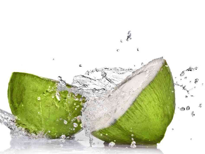 4. Sinh tố nước dừa, trái cây. Nguyên liệu: Nước dừa, chuối, xoài, dứa, lá bạc hà. Các loại trái cây như chuối, xoài, dừa đều sơ chế sạch sẽ, cắt thành miếng nhỏ rồi để vào tủ lạnh cho đông thành đá. Ảnh: vn.theAsianparent.com.