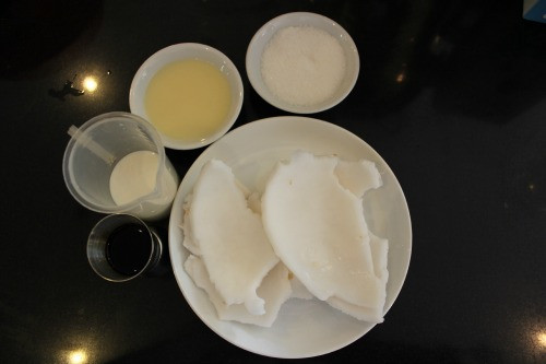2. Sinh tố dừa tươi. Nguyên liệu: Dừa tươi, chanh, thạch dừa, sữa đặc có đường, sữa tươi có đường, đá bào. Dừa tươi: Bổ lấy nước dừa, nạo phần cùi dừa dừa để riêng. Chanh tươi: Thái 2 lát mỏng vừa dùng để trang trí trên thành ly sinh tố dừa tươi đẹp mắt và hấp dẫn, phần còn lại lấy nước cốt. Ảnh: Fud.vn.