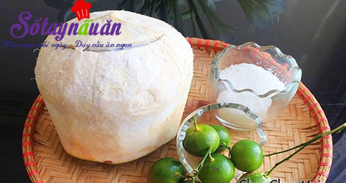 3. Dừa tắc. Nguyên liệu: Dừa xiêm cỡ lớn, cùi dừa non, tắc, đường, đá viên. Đầu tiên đổ nước dừa xiêm ra tô lớn, tắc rửa sạch, 1 trái xắt lát mỏng, 1 trái xắt làm đôi để vắt lấy nước. Tiếp đó nêm đường vào nước dừa cho vừa ngọt rồi vắt tắc vào nước cho có thoảng vị chua dịu. Ảnh: sotaynauan.com.