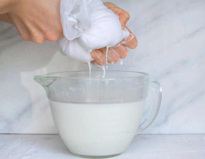 Thạch dừa: Tách riêng phần thạch và nước thạch. Cho nước dừa tươi, cùi dừa, nước thạch dừa, nước cốt chanh tươi, sữa đặc có đường, sữa tươi có đường vào máy xay sinh tố xay thật nhuyễn mịn. Ảnh: daubepvietnam.com.