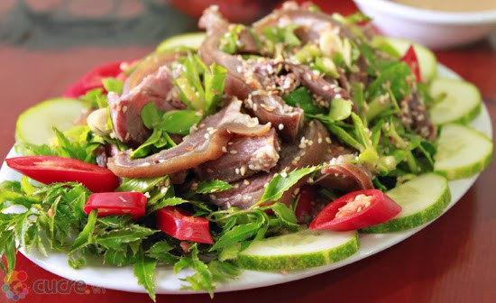 Dê chín tới để ra đĩa cho nguội bớt rồi thái miếng mỏng, cho thịt vào xóc với gia vị, ngổ thái khúc, vừng, nước cốt chanh, mùi tàu. Ăn kèm các loại rau trên. Ảnh: 8monngonmoingay.com.