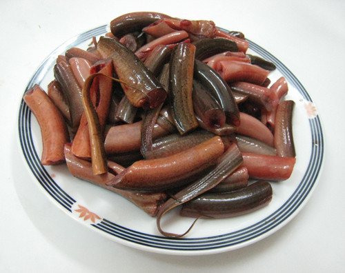 7. Cháo lươn. Nguyên liệu: Lươn, rau ngổ, đậu phụ, gạo, hành, gia vị. Lươn sát muối, rửa sạch, luộc sơ qua. Sau đó tách riêng thịt và xương ra 2 chén khác nhau. Thịt xé thành từng miếng dài vừa ăn. Xương giã nhỏ lọc lấy nước. Ảnh: vaobepnauan.com.