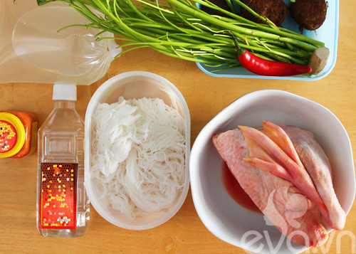 6. Bún vịt nấu chao. Nguyên liệu: Vịt, chao, rau muống, khoai môn, bún, rau ngổ, tỏi, hành tím, gừng, sả, ớt, nước dừa, rượu, sa tế, muối, đường, bột ngọt. Vịt mang đi rửa sạch với rượu và gừng để khử mùi hôi rồi cắt khúc vừa ăn. Ảnh: Eva.vn.