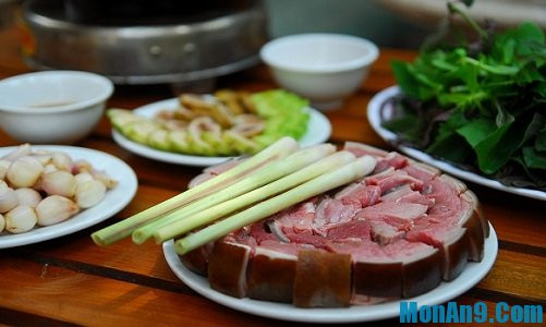 3. Dê tái chanh. Nguyên liệu: Thịt dê, đường, hạt nêm, mì chính, nước cốt chanh, ngổ, chuối xanh, mùi tàu, tía tô. Thịt dê để nguyên miếng ướp nước gừng, tương sau đó cho lên lồng hấp chín tái. Chờ dê chín thì rửa sạch rau ngổ, tía tô, chuối xanh thái mỏng ngâm qua giấm cho đỡ nhựa rồi bày lên đĩa để ăn ghém với dê. Ảnh: monan9.com.
