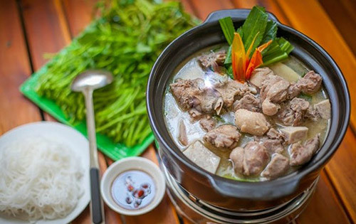 Khoai môn chiên vàng mặt, khi nào vịt gần mềm thì cho khoai vào nấu khoảng 15 phút là khoai chín. Khi nồi chao vịt đã chín thì bỏ rau ngổ vào rồi tắt bếp. Ảnh: naucomngon.com.