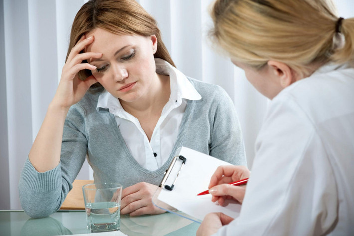 Biện pháp khắc phục: Bạn hãy đến gặp bác sĩ nội tiết để kiểm tra xem tuyến giáp của bạn đang gặp vấn đề gì, tránh phải những nguy hiểm không đáng có. Ảnh: tapchithoitrangtre.com.vn.