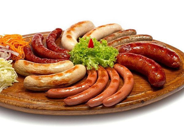 Biện pháp khắc phục: Nên giảm lượng muối trong chế độ ăn uống, tránh ăn các thực phẩm chế biến sẵn. Ảnh: Vietjet.net.