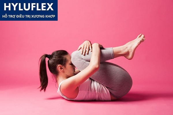 Biện pháp khắc phục: Bạn nên tìm tới các môn thể thao như yoga, pilates hoặc bơi lội để cải thiện tình hình nếu bạn gặp vấn đề về xương khớp. Ảnh: Hyluflex.vn.
