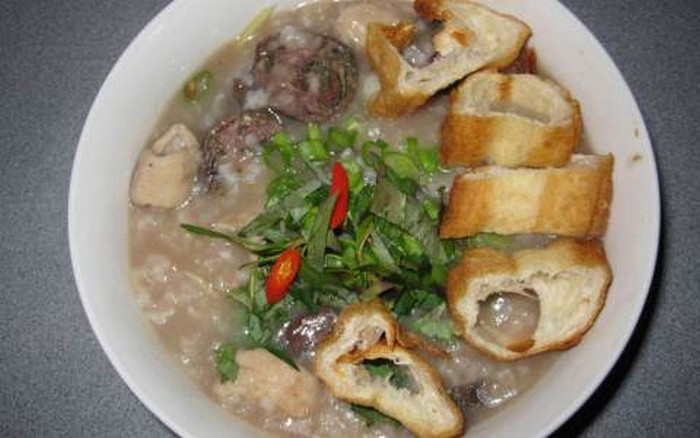 Món cháo này được ăn kèm với rau cải trời mọc hoang, thêm cọng rau đắng làm cho hương vị món ăn thêm phong phú. Ngày xưa món cháo mắt heo này chỉ dành cho người dân lao động, ăn sau một ngày làm việc mệt mỏi nhưng bây giờ nó đã trở thành một món đặc sản của miền Tây. Ảnh: Foody.