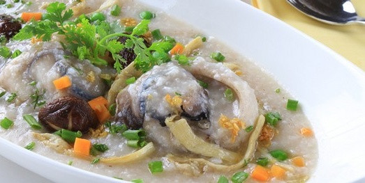 Gừng xay lấy nước, ướp với mắt cá. Chần mắt cá qua nước sôi để bớt tanh. Cho vào nồi cháo cùng với nấm, nêm một ít nước mắm và bột nêm. Cho hành lá và ngò khi ăn. Ảnh: Vuabien.