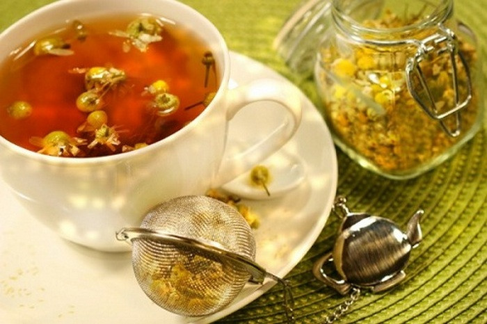 Trà hoa cúc. Dùng hoa cúc 20g, hạt muồng 50g, cam thảo dây 100g. Hạt muồng, cam thảo dây băm nhỏ, sao vàng thơm trộn với hoa cúc hãm với nước sôi thay nước chè uống hàng ngày. Ảnh: Giambeo.