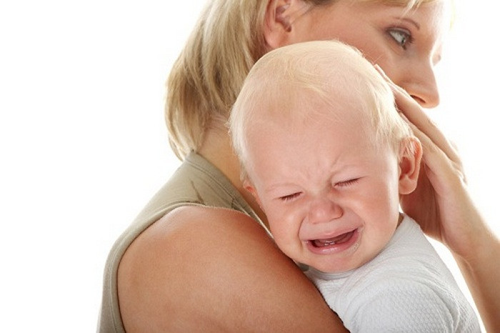 Trẻ em thiếu chất dinh dưỡng và ăn uống mất cân bằng có thể gây ra tình trạng tóc bạc sớm. Có khi bệnh xảy ra ở trẻ chỉ mới 2-3 tuổi. Lúc này bạn có thể cải thiện bằng dinh dưỡng cho bé hoặc áp dụng một số bài thuốc chữa tóc bạc sớm sau đây. Ảnh: Thuocmoctoc.