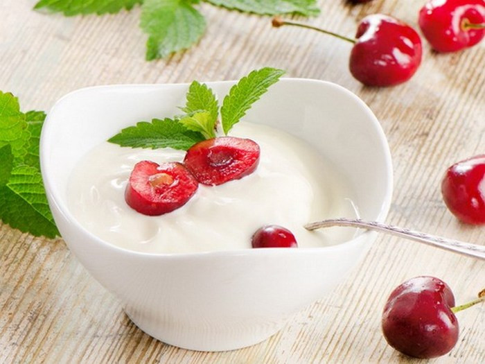 Sữa chua và men dinh dưỡng. Hãy cho trẻ uống yaourt trộn với một muỗng men dinh dưỡng (nutritional yeast) mỗi ngày để trị chứng bệnh tóc bạc sớm. Ảnh: Ihph.