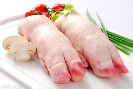 2. Móng giò hầm đu đủ xanh. Nguyên liệu: Chân giò, đu đủ xanh, hành, bột canh, tiêu xay, nước tương. Cạo sạch chân giò, rửa rồi cho vào nồi luộc trong 1 phút, lóc hết da cho đỡ béo. Ảnh: bomnguc.net.