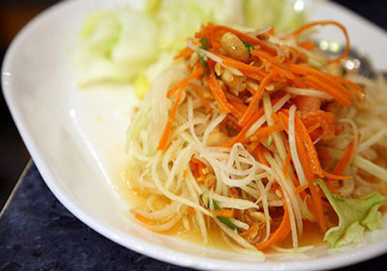 Đu đủ và bí đỏ nạo sợi, pha nước lọc với muối và ngâm khoảng 5 phút. Sau đó vắt kiệt nước. Pha nước mắm và các nguyên liệu. Rau thái nhỏ và trộn vào sau khi trộn nước chua ngọt. Khi nào ăn thì mới cho lạc rang cho giòn. Ảnh: toinayangi.vn.
