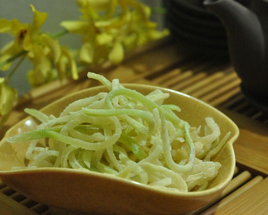 Luộc xong cho ngay vào chậu nước đá càng lạnh càng tốt để khoảng 15 phút. Rửa sạch để khô nước và cho đường vào ngâm khoảng 4-5 tiếng. Bắc chảo lên bếp và sên đến khi khô. Ảnh: toinayangi.vn.