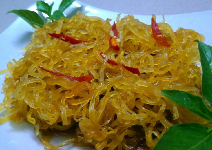 Nước đường mắm đun sôi lên để nguội rồi lại cho đu đủ vào trộn đều. Sau 2 - 3 ngày là có thể ăn. Bảo quản bằng cách cho vào ngăn mát tủ lạnh. Ảnh: cookpad.com.