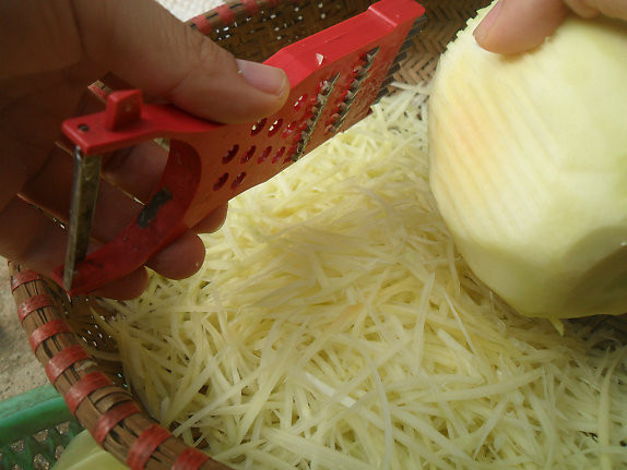 5. Gỏi đu đủ tôm thịt. Nguyên liệu: Đu đủ xanh, tôm, thịt ba chỉ, cà rốt, rau răm, hành phi, đậu phụ rang, tỏi, ớt, nước mắm, đường, chanh, dầu ăn, bánh phồng tôm. Đu đủ, cà rốt bào sợi ngâm nước lạnh với tí muối và chanh cho đu đủ trắng và ra hết nhựa. Ảnh: tamsucongai.net.