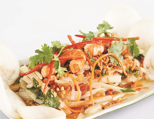 Khi chuẩn bị ăn vớt đu đủ ra cho ráo nước trộn đều với cà rốt xong cho thịt, tôm vào trộn đều. Từ từ rưới nước trộn gỏi vào khi thử thấy vừa miệng thì ngưng. Cuối cùng cho rau răm vào trộn đều. Ảnh: 7monngonmoingay.com.