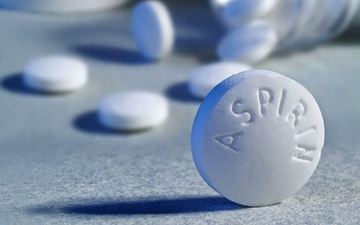 3. Viên Aspirin được xem như một loại thuốc giảm đau, tuy nhiên với thành phần axit salicylic, aspirin còn có tác dụng trong việc điều trị mụn trứng cá, làm lành vết thương, giảm sưng tấy. Ảnh: chuyengiatrimun.com.