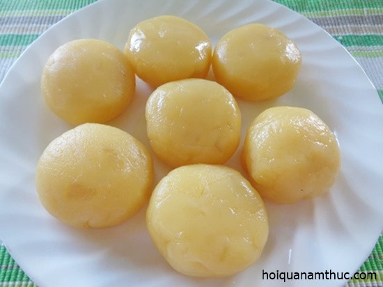 3. Hướng dẫn làm vỏ bánh trung thu hình con vật: Đánh tan đường, lòng đỏ trứng gà và dầu ăn với nhau. Tiếp đó cho bột mỳ và bột nở vào trộn đều, rây qua. Trộn đều bột và nhanh tay đến khi bột dẻo, không dính tay. Sau đó chia bột thành những khối nhỏ khoảng 20g, cán bột mỏng ra rồi cho nhân đậu xanh vào giữa, vo tròn viên bột lại. Ảnh: hoiquanamthuc.com.
