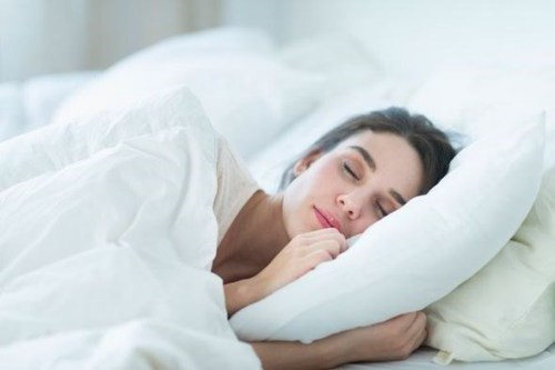5. Giúp ngủ ngon: Bã chè phơi khô, sau đó đập nát và nhồi vào trong ruột gối. Gối này sẽ nhẹ nhàng đưa bạn vào giấc ngủ cùng với hương thơm dịu nhẹ, mùi hương này giúp bạn ngủ thật sâu, không bị mơ ngủ và bị thức giấc nửa đêm. Ảnh: news.zing.vn.