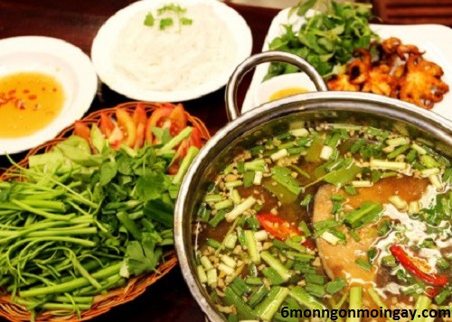 5. Lẩu cá bớp. Nguyên liệu: cá bớp, đầu cá bớp, thì là, cà chua, hành tây, cà trắng, me, nấm rơm, tỏi bằm, bún, cải xanh, tần ô, kèo nèo, bông súng, rau đắng, bắp chuối, rau muống cọng. Đun nóng chảo, cho 1 muỗng dầu ăn vào chảo xào với tỏi bằm đến khi vàng, cho đầu cá bớp, hành tây, nấm rơm xào khoảng 3 phút, sau đó cho nước lạnh và me vào nấu sôi, nêm nước mắm, bột nêm, đường, sa tế, cho cà trắng chiên sơ và thì là vào là xong. Ăn với bún tươi và rau, ăn đến đâu bỏ cá bớp phi lê và rau đến đó. Chấm thịt cá bớp với nước mắm mặn và ớt lát. Ảnh: Nauanngon.net.