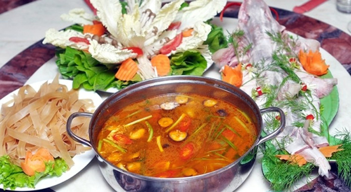 2. Cá bớp nấu chua cay: Nguyên liệu: dầu ăn, gừng, hành tím, ớt tươi băm nhuyễn, nấm mèo, cá bớp phi lê, đường, muối, tiêu bột, bột nêm, tương chua cay, xì dầu. Đun nóng chảo, cho dầu ăn vào chảo tráng đều, cho gừng, hành tím, ớt, nấm mèo xào 20 giây, cho tất cả gia vị còn lại vào nấu sôi, cho phi lê cá vào nấu trên lửa lớn 7 phút là xong. Ăn với bún tươi hoặc ăn với cơm. Ảnh: Các Món Ngon Từ Cá Bớp.