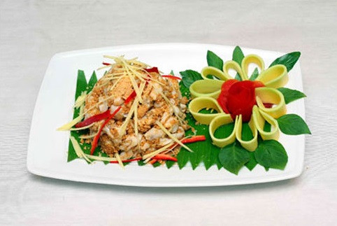 4. Gỏi cá bớp. Nguyên liệu: cá bớp phi lê, quả dứa, dưa chuột, chanh, bún, bánh tráng, gừng, rau thơm, tía tô, dấp cá, xà lách, chuối cắt lát, khế, ớt sừng. Cho 1 muỗng canh nước cốt chanh vào phi lê cá thái mỏng trộn đều, để 10 phút cho cá chín và vắt nhẹ cho khô nước, ướp gừng sợi, đường, nước mắm và ớt sừng cắt mỏng để 5 phút là xong. Ảnh: ngonhetsay.vn.