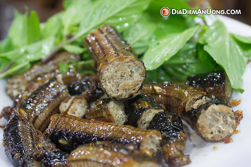 Nhồi hỗn hợp này lại vào da rắn rồi đem hấp. Sau cùng là chiên cho thật giòn rồi lắp đầu rắn vào. Không ít các bà đã phải hốt hoảng… bỏ chạy khi món này được dọn trên bàn ăn! Ảnh: thoidai.com.vn.