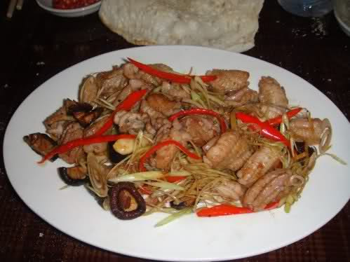 6. Rắn xào lăn: Rắn chặt khúc, hấp kỹ, rút xương, xào cùng hành tây, nấm mèo. Trình bày trên đĩa gồm có: vắt bún tàu lót ở bên dưới, thịt rắn, rải rau ôm đậu phộng trên cùng. Rắn dậy mùi hành, cà ri và ngũ vị. Ăn nóng. Ảnh: vandinh.vn.