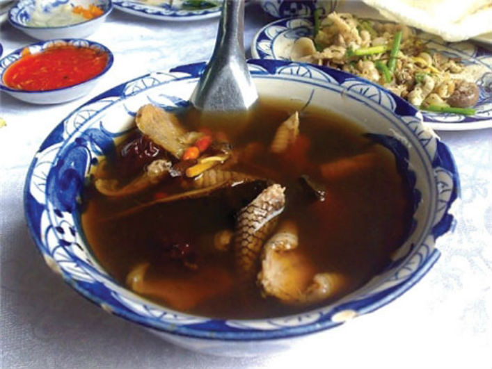 Cho thịt gà, thịt rắn, nấm hương, hoài sơn, kỷ tử, long nhãn, tỏi tây, sâm quy vào chiếc liễn tần, đổ nước dùng gà xâm xấp mặt nguyên liệu, nêm bột ngọt, muối, tiêu cho vừa ăn. Cho liễn rắn, gà vào hầm cách thủy khoảng 45 phút thì cho tỏi tây, rau mùi vào, tắt bếp. Đây là món ăn từ rắn rất ngon và hấp dẫn. Ảnh: longnhanbamai.com.