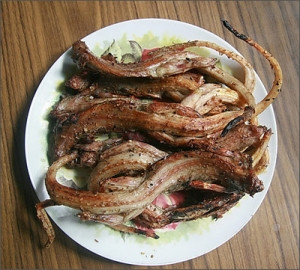 2. Rắn ném lửa. Món này không cần làm da, mổ bụng, chỉ đập chết con rắn mối rồi ném vào lửa rơm, đợi cho chín vàng, bốc mùi thơm ngào ngạt thì lấy ra, cạo sạch tro than, bỏ ruột, bẻ từng khúc ăn với muối hột và ớt xanh. Ảnh: ranmoimientay.com.