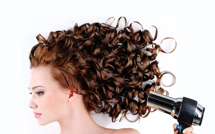 Sấy tóc cho tóc uốn: Dùng ở nhiệt độ vừa phải và để xa tóc khoảng 20-30cm. Hơi nóng quá nhiều sẽ khiến những lọn tóc uốn bị mất nếp. Ảnh: songkhoemoingay.edu.vn.