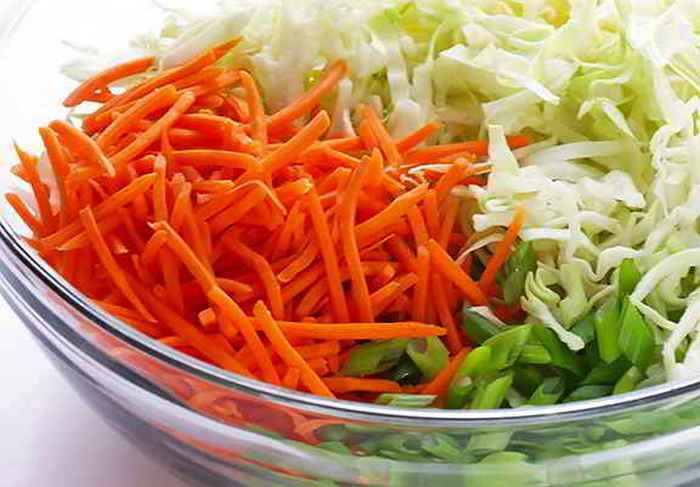 Salad rau trộn sữa chua. Nguyên liệu 1 cái bắp cải, 1-2 củ cà rốt, hành lá, sữa chua, nước trộn. Đầu tiên, thái nhỏ bắp cải, hành lá xắt nhỏ, nạo sợi cà rốt ra nhé! Sau đó, rửa sạch và để ráo. Tiếp theo, trộn sữa chua với nước trộn đã làm rồi trộn đều cùng với các loại rau đã thái. Ảnh: Monngonmoingay.