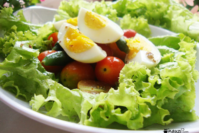 Salad trộn dầu giấm. Cà chua, dưa chuột, hành tây đem rửa sạch. Hành tây thái thành những lát mỏng, dưa chuột bổ làm đôi dọc theo chiều dài bỏ bớt phần ruột bên trong và thái thành những lát vát, cà chua thái thành những lát mỏng vừa. Trứng gà luộc cũng thái lát mỏng. Ảnh: Nauzi.