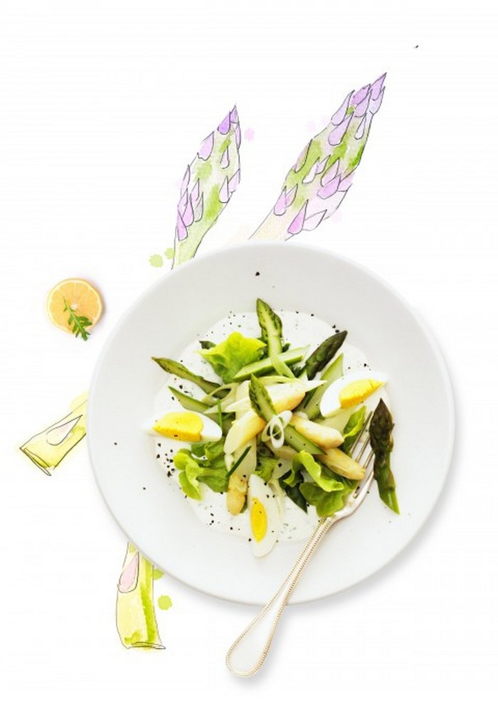 Salad măng tây và trứng. Chuẩn bị măng tây, trứng luộc, dầu ô liu, chanh, tỏi, muối, hạt tiêu, hẹ tươi thái nhỏ. Đun nóng dầu ô-liu, cho măng tây vào xào. Thêm thì là, rau mùi, xào khoảng 1 phút, sau đó tắt bếp, trút ra đĩa. Cắt trứng luộc làm 4 theo chiều dọc, đặt lên trên măng tây. Ảnh: Bepgiadinh.