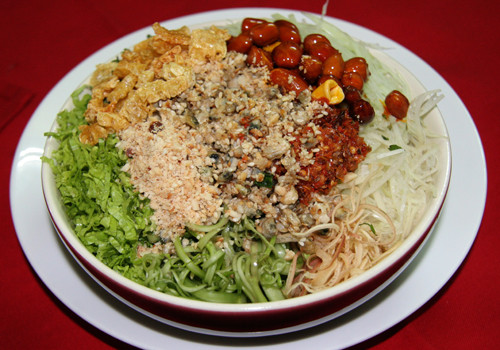 Cơm nguội đánh tơi hoặc bóp cho rời từng hạt. Cho vào bát những nguyên liệu ở trên mỗi thứ một ít. Dùng mắm ruốc ở hỗn hợp trên cho vào nêm nếm. Ảnh: 7monngonmoingay.info.