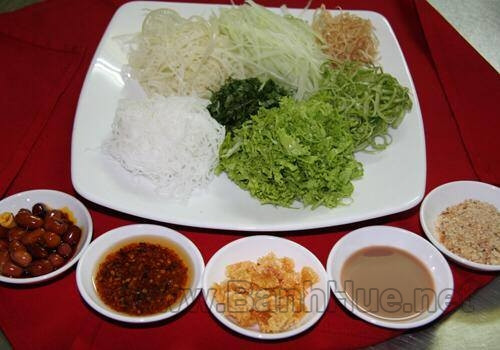 Da lợn cắt lát mỏng rồi chiên giòn. Nghêu luộc lấy phần nước trong, lấy thịt nghêu. Hến đem rửa sạch lại sau đó đem xào với tỏi, nêm gia vị: nước mắm, tiêu.Pha hỗn hợp: khoảng 3 muỗng mắm ruốc, 3 muỗng đường, 3 muỗng canh nước nghêu luộc để nêm nếm. Ảnh: banhhue.net.