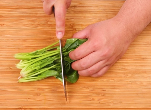 2. Cơm chiên cải bó xôi. Nguyên liệu: Cơm trắng, cải bó xôi, sò điệp, trứng gà, hành tím, gia vị, dầu ăn. Cải bó xôi xay nhuyễn lấy nước trộn chung với cơm cho có màu. Cồi sò điệp khô ngâm nước ấm cho nở, ướp với một chút hạt nêm. Ảnh: Eva.vn.